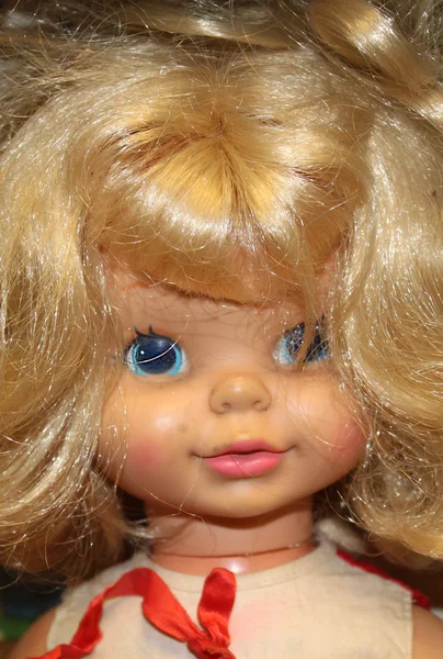 Velha boneca assustadora — Fotografia de Stock