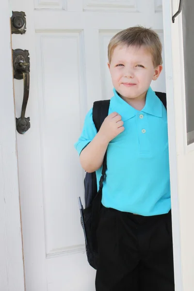 Kleiner Junge bereit zur Schule zu gehen Stockbild