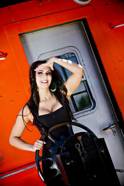 Preciosa mujer mirando desde un tren — Foto de Stock