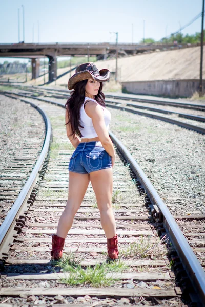 A vasút közelében gyönyörű cowgirl Jogdíjmentes Stock Képek
