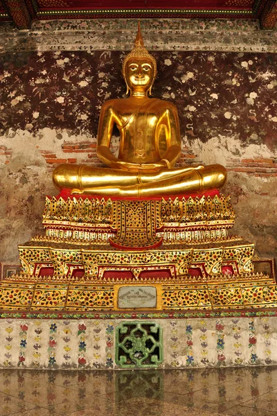 Statue d'or Bouddha thaïlandais. Statue de Bouddha en Thaïlande — Photo