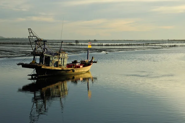 Βάρκα του ψαρά στην Ταϊλάνδη — Φωτογραφία Αρχείου
