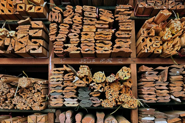Ξύλινες σανίδες σε αποθήκη δομικών υλικών — Φωτογραφία Αρχείου