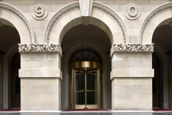 Moderne deur ingang van vintage gebouw — Stockfoto