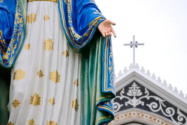 Standbeeld maria en kerk — Stockfoto