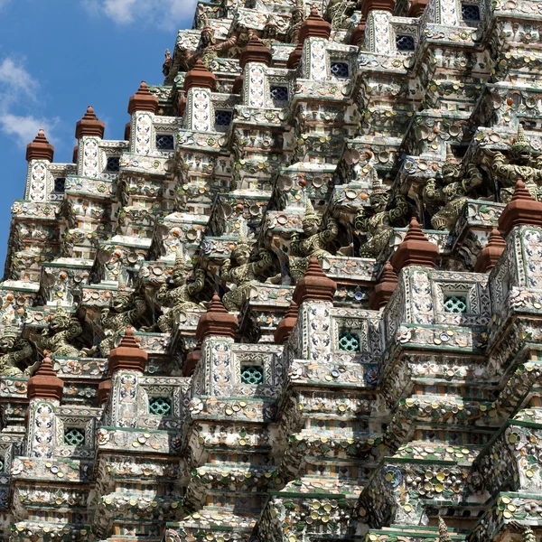 Temple of dawn wat arun och en vacker blå himmel i bangkok, — Stockfoto