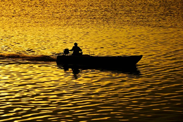 Silhouette pêcheur avec bateau — Photo