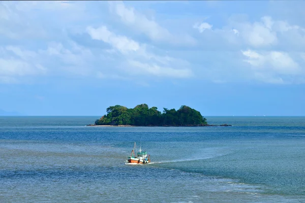 Fisherman boat and island at Thailand — Stock Photo, Image