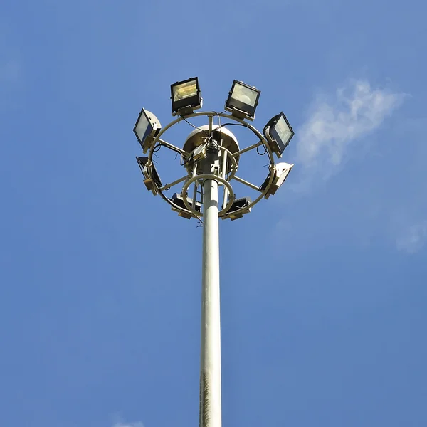 Holofotes com fundo azul céu — Fotografia de Stock