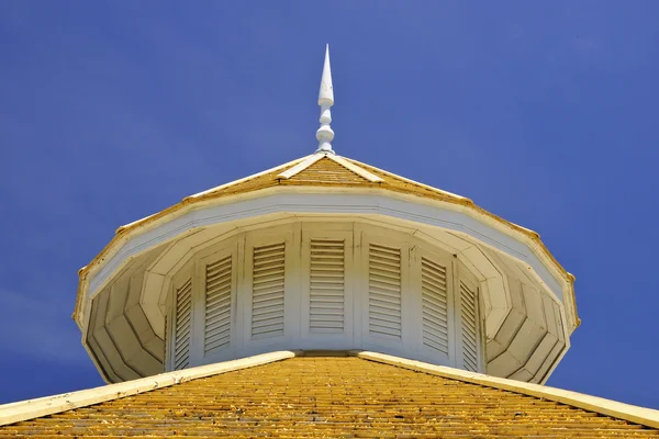 Vintage dak ontwerp op blauwe hemelachtergrond — Stockfoto