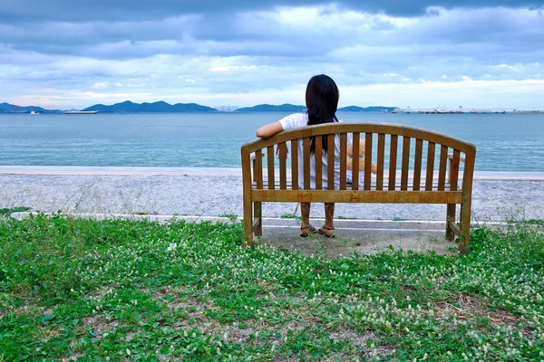 Sente-se relaxar na cadeira de madeira na praia — Fotografia de Stock