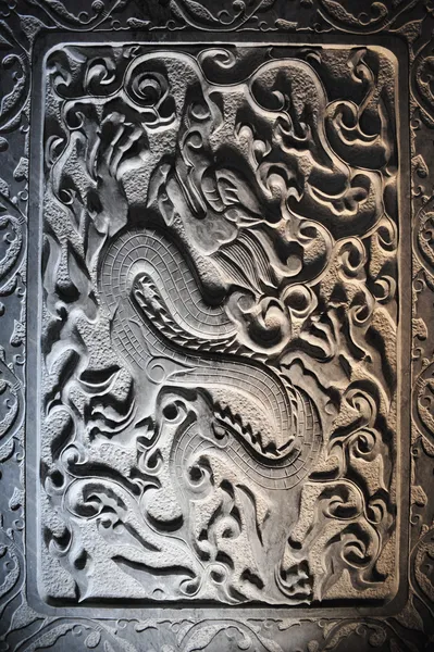 Escultura de piedra dragón en la pared, China — Foto de Stock