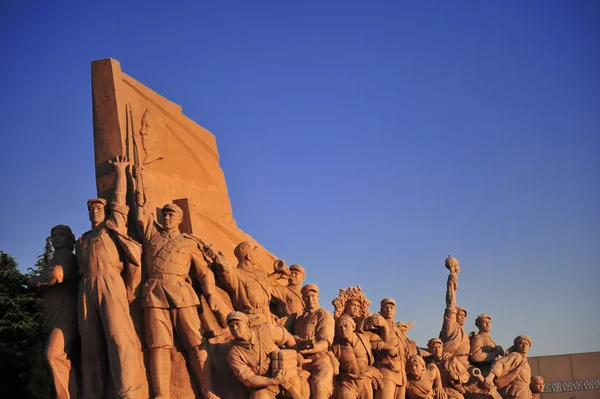 Скульптура на площади Тяньаньмэнь, Пекин, Китай . — стоковое фото