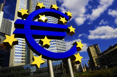 Euro işareti önünde Avrupa Merkez Bankası Frankfurt, Almanya