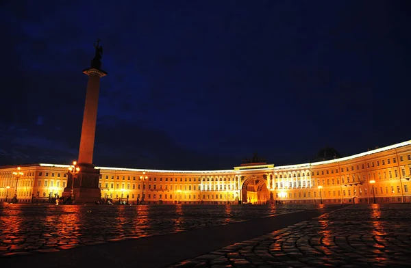 Plac Pałacowy w nocy, w Sankt petersburg, Federacja Rosyjska. — Zdjęcie stockowe