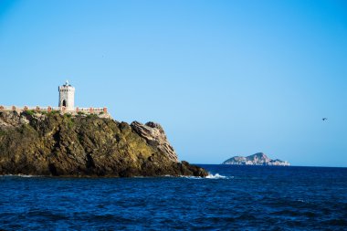 Deniz feneri görünüyor.