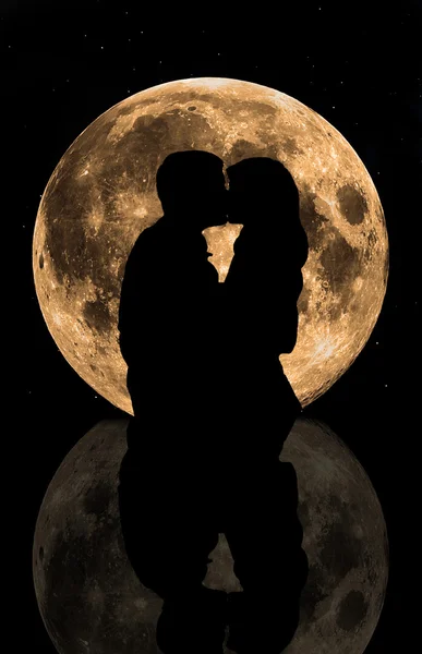 Amantes a la luz de la luna —  Fotos de Stock