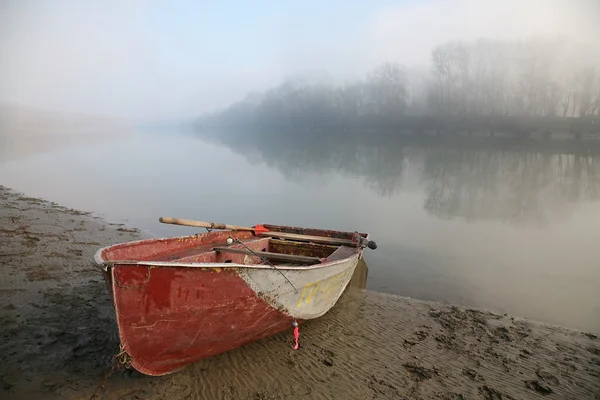 Лодка на реке. — стоковое фото