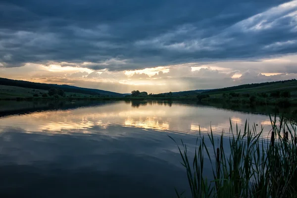 Вечір на озері . — стокове фото