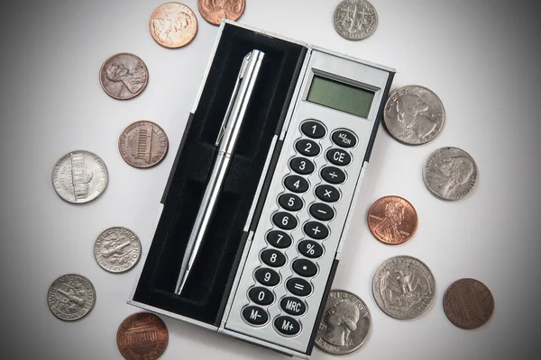 Kalkulator dan koin — Stok Foto