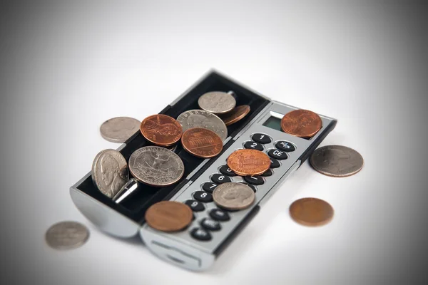 Калькулятор і монети — стокове фото