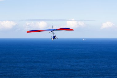 Hang glider güzel bir gün mavi okyanus üzerinde uçan