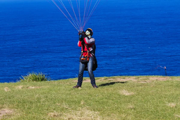 Hombre que controla el paracaídas en preparación para el vuelo en parapente —  Fotos de Stock