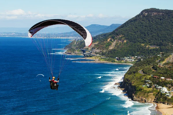 Paraquedismo sobre o oceano em Stanwell tops NSW Austrália — Fotografia de Stock