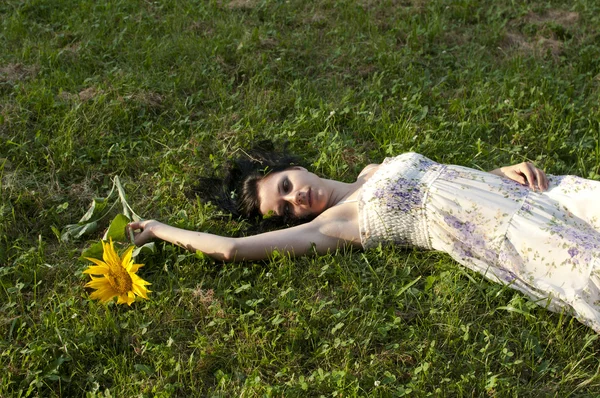 La chica en la hierba — Foto de Stock