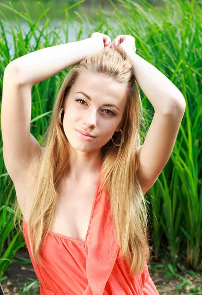 Passionerad attraktiva blondin njuta en natur — Stockfoto