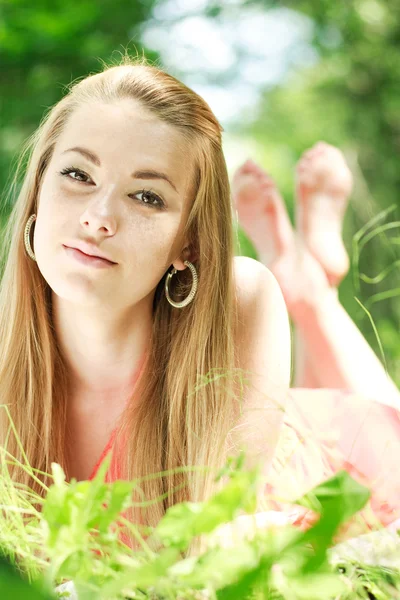 Leuk meisje in de schoonheid groene natuur — Stockfoto