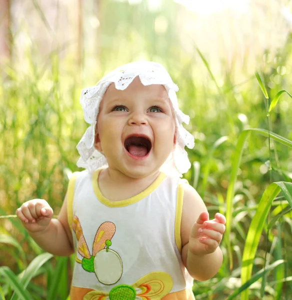 Screaming of baby lost in green meadow — Stock Photo, Image