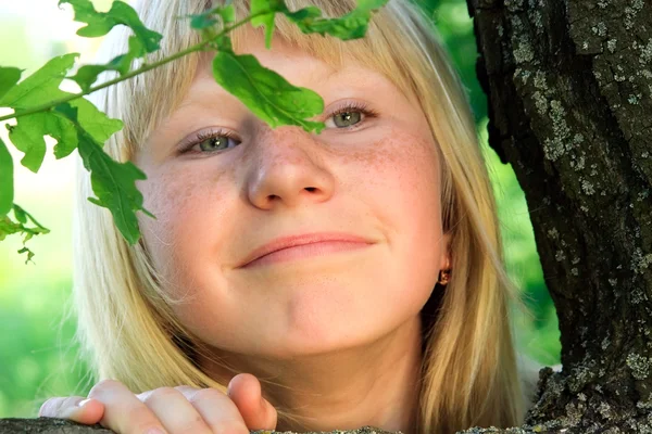 Giovane ragazza con lentiggini guardando fuori a causa di una curiosità — Foto Stock