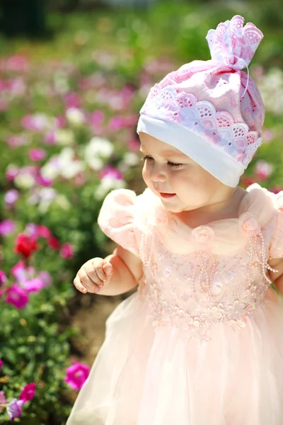 Close portrait little child in flowers field — Stock Photo, Image