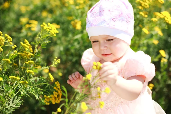 Cute child girl in yellow flower field — Stock Photo, Image