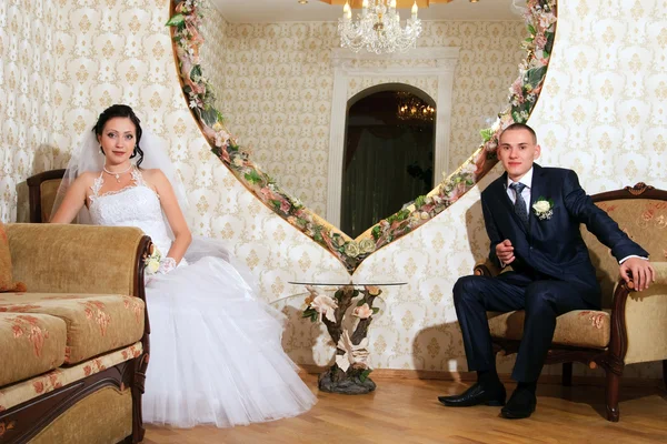 Portrét mladého páru v svatební pokoj — Stock fotografie