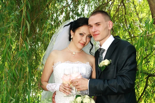 Casal jovem em verde — Fotografia de Stock