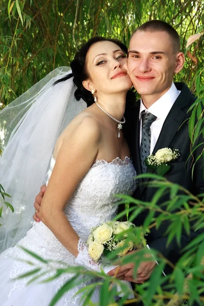 Feliz pareja joven — Foto de Stock