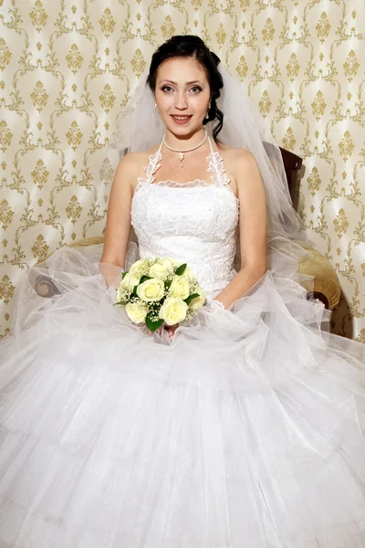 Šťastná mladá nevěsta ve svatební pokoj — Stock fotografie