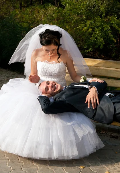 Casal jovem descansando ao ar livre — Fotografia de Stock