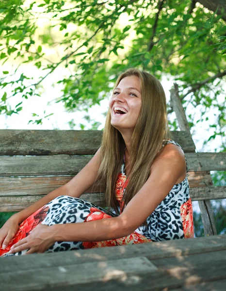 Beautiful young woman enjoying a summer day — Stock Photo, Image