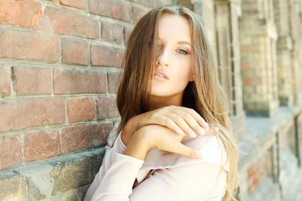 アンティークのレンガの壁に魅力的な若いブロンドの女の子 — ストック写真