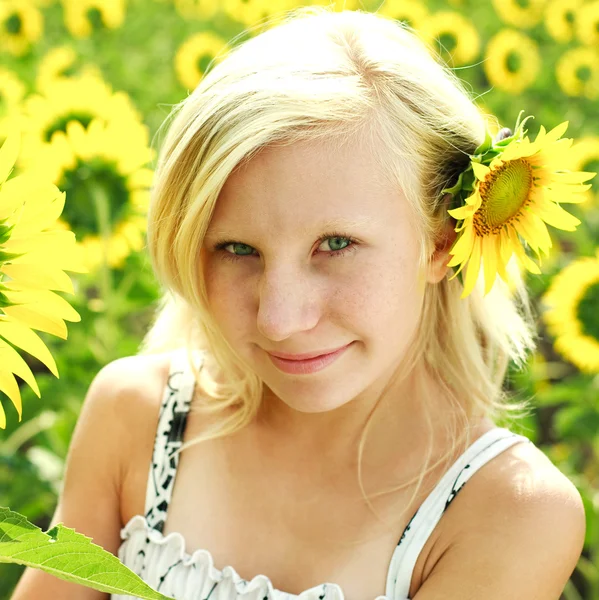 Wunderschönes Porträt eines jungen Sommermädchens im Feld der Sonnenblumen — Stockfoto