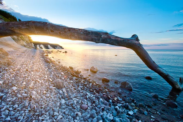 Coucher de soleil sur la plage rocheuse — Photo