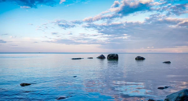 Soirée mer côte scène avec des rochers — Photo
