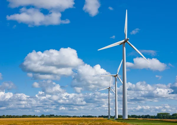 Turbinas eólicas em campo — Fotografia de Stock