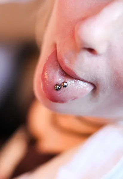 Flicka med tunga piercing — Stockfoto