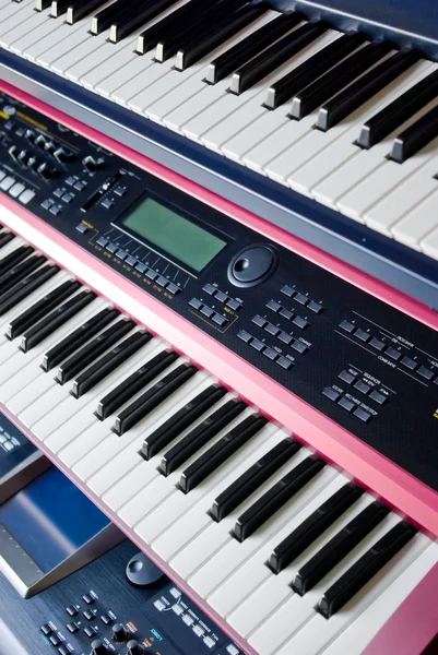 Elektronische muziek synthesizer toetsenborden op rek — Stockfoto