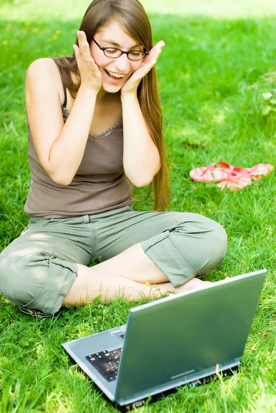 Menina feliz fora com laptop — Fotografia de Stock