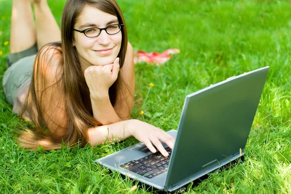 Menina fora com laptop — Fotografia de Stock